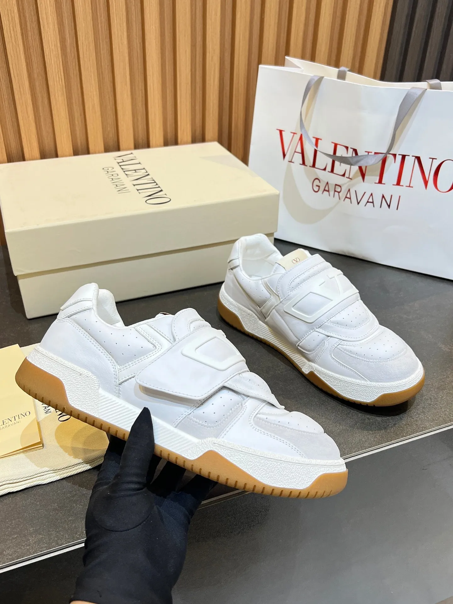 Men's men's shoes 💰760 VLTN Valentin 𝑶𝒏𝒆𝑺𝒕𝒖𝒅 Couple's sneaker series Valentino 2025 new couple's sneakers are on sale. The original ZP purchased and disassembled. Repeated pattern making and modification. The strength must be restored one to one! Top luxury masterpiece Velcro design Soft and comfortable imported calfskin 🧧brings excellent and elegant texture and excellent on-foot comfort Top purchasing version upper: imported calfskin surface/original oil edge craftsmanship Inner: water-dyed cowhide lining Outsole: original development 𝐓𝐏𝐔 two-color combination outsole Packaging: original configuration complete package Code number: 35-46 (45 46 customized)